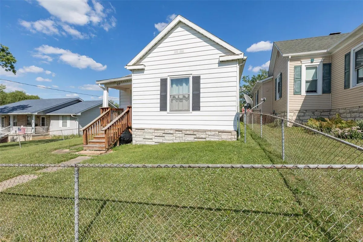 209 S 5th ST, De Soto, MO 63020
