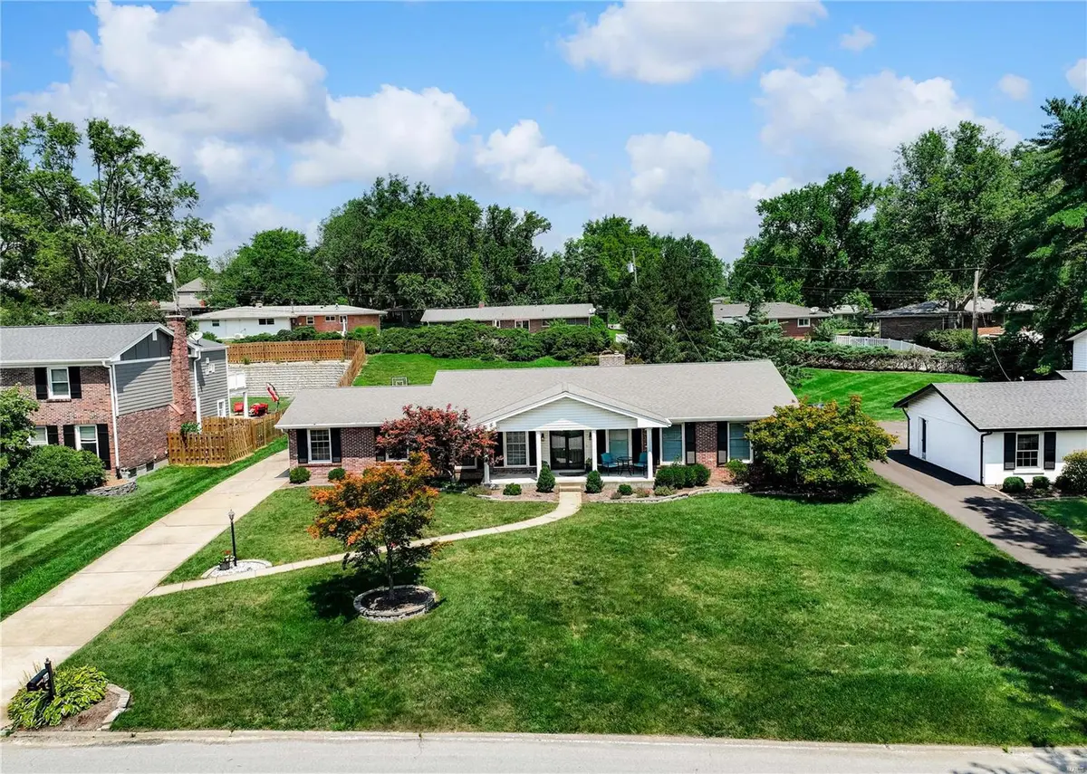 64 Morwood LN, Creve Coeur, MO 63141