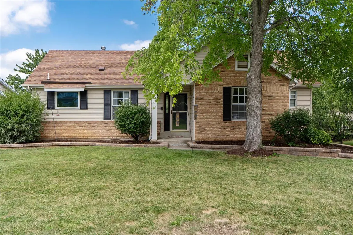 1106 Saddlebrook CT S, St Charles, MO 63304