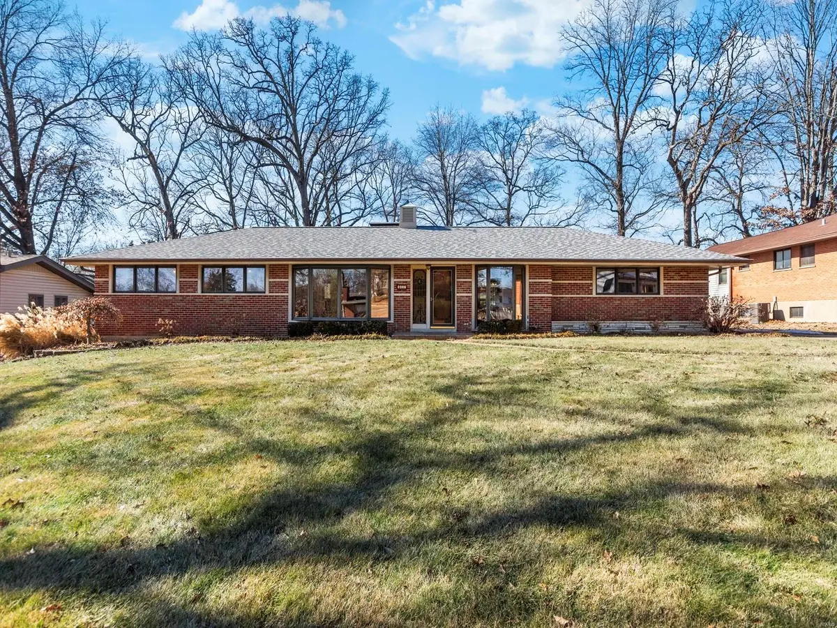 9417 Oakwood Manor LN, Sunset Hills, MO 63126