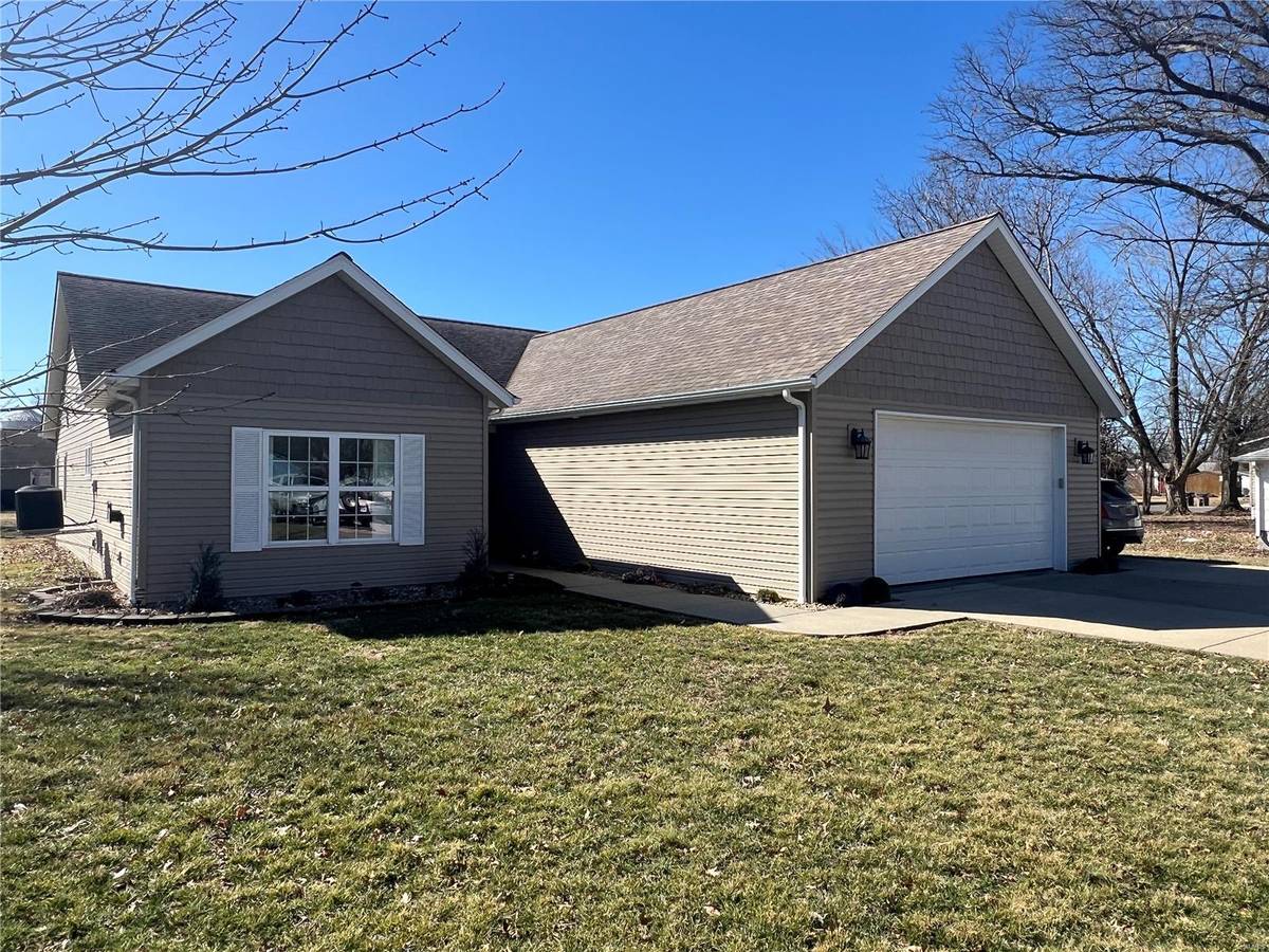 506 E 6th ST, Staunton, IL 62088