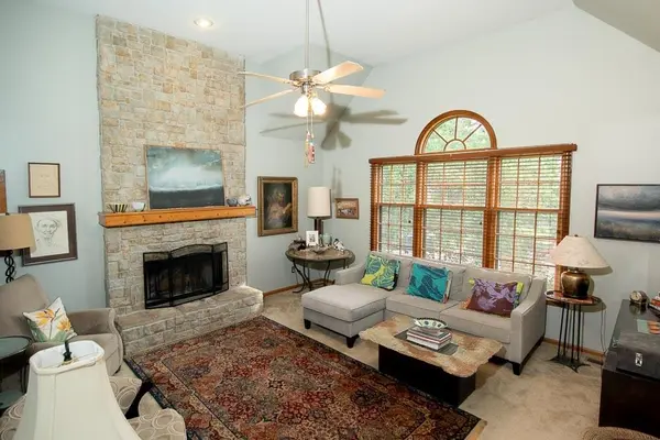 3000 University DR, Lawrence, KS 66049