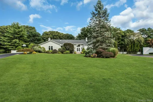 4 Laurelwood CT, Dix Hills, NY 11746