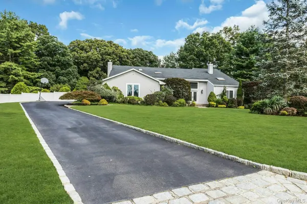4 Laurelwood CT, Dix Hills, NY 11746