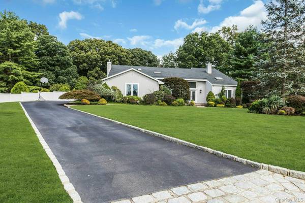 4 Laurelwood CT, Dix Hills, NY 11746