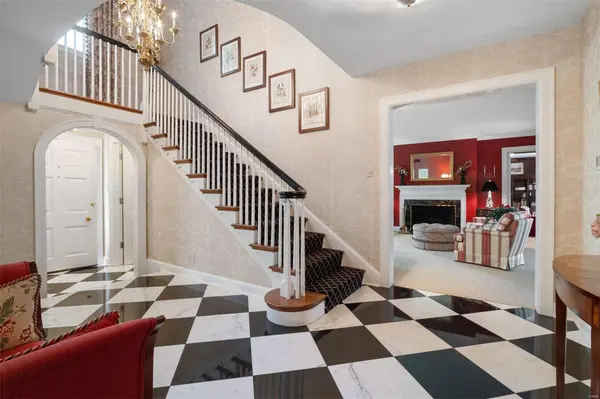 7 Greenbriar DR, Ladue, MO 63124