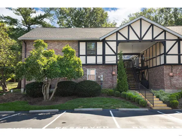 1045 Woodgate DR, Kirkwood, MO 63122