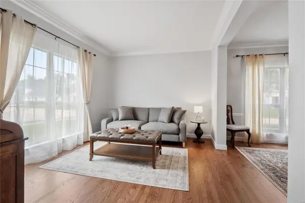 2800 Barrett Oaks LN, Des Peres, MO 63021