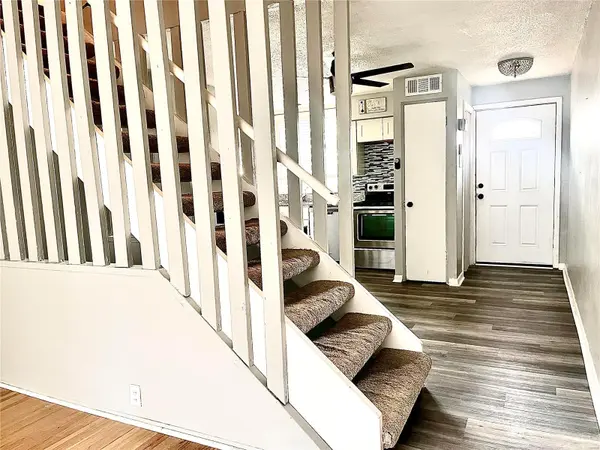 6 Tower Hill CT, Olivette, MO 63132