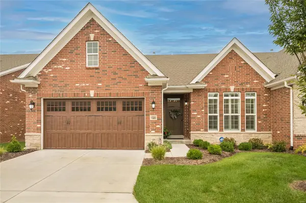 1325 Spring Snow DR,  Frontenac,  MO 63131