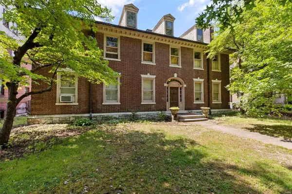 34 Waterman PL, St Louis, MO 63112