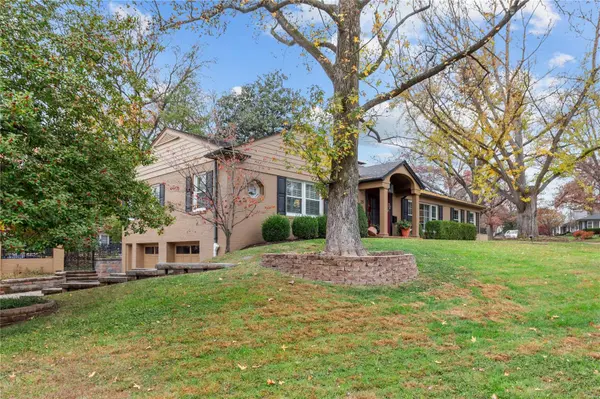 20 York Hills DR, Brentwood, MO 63144