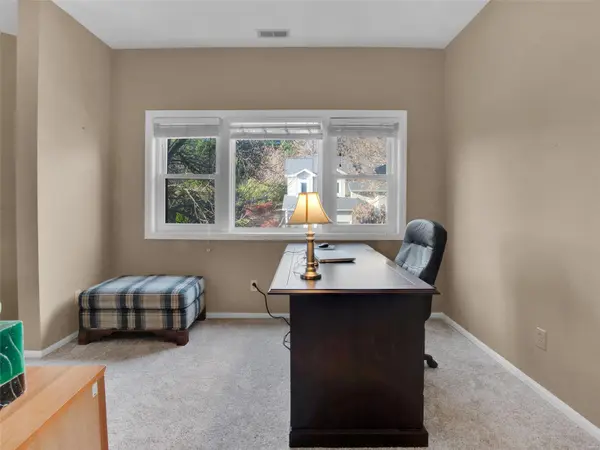 10950 Vauxhall DR, Creve Coeur, MO 63146