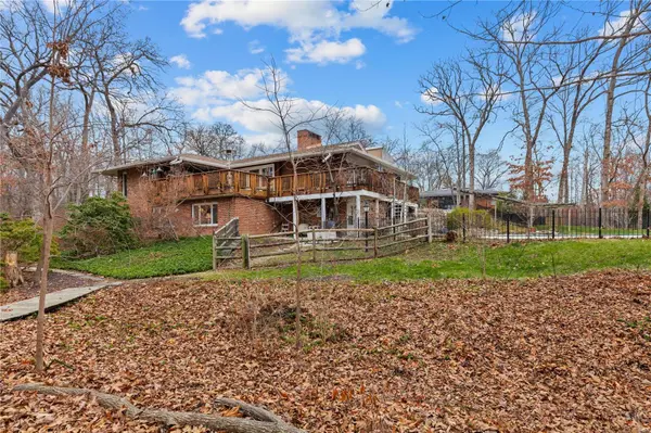 26 Portland DR, Frontenac, MO 63131