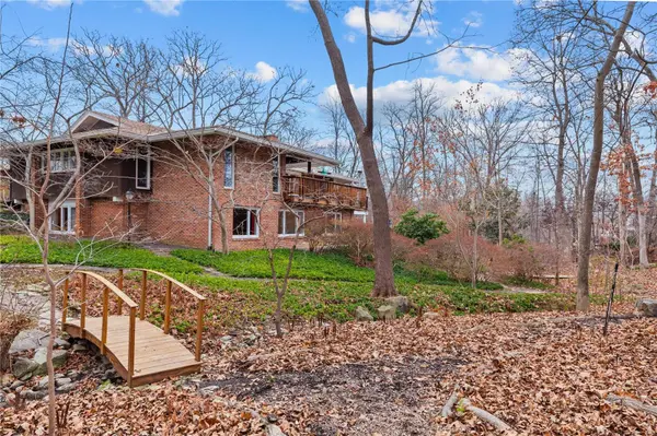 26 Portland DR, Frontenac, MO 63131
