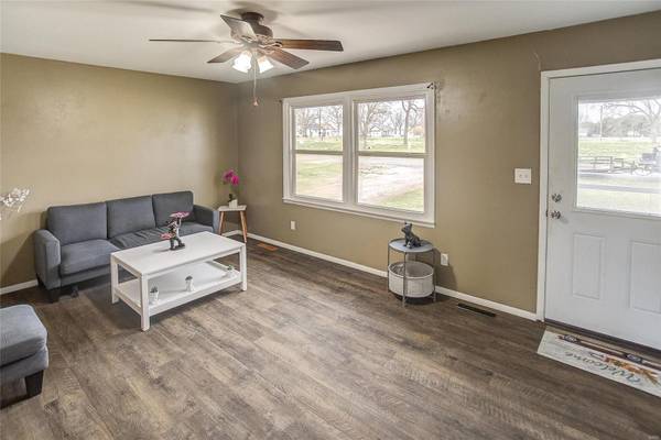 202 E Douglas ST, New Douglas, IL 62074