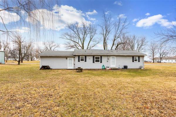 202 E Douglas ST, New Douglas, IL 62074