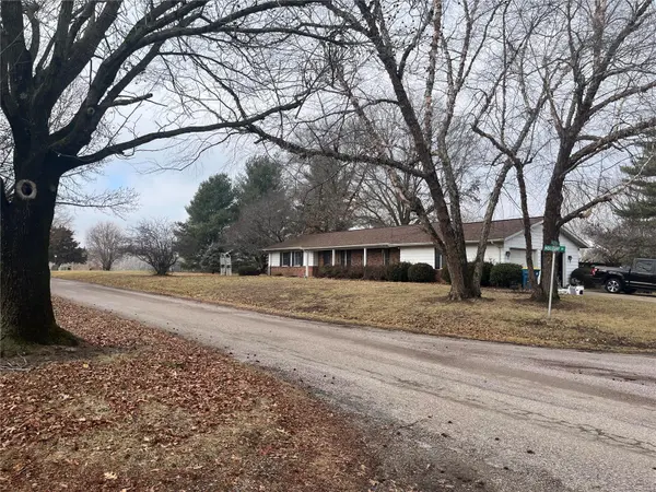169 Holiday DR, Edwardsville, IL 62025