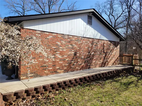 6653 Cortena DR, Hazelwood, MO 63042