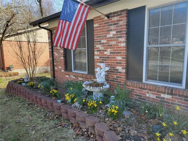 6653 Cortena DR, Hazelwood, MO 63042