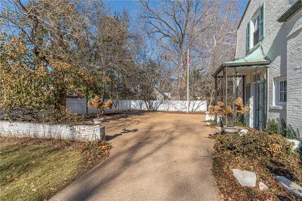 9559 Litzsinger RD, Ladue, MO 63124