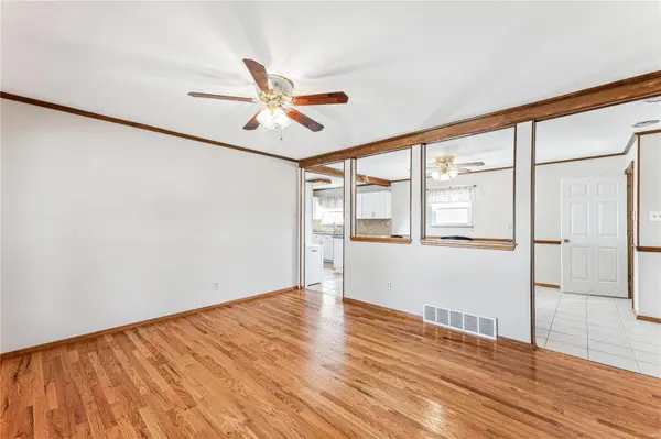 2966 Foxwood DR, Maryland Heights, MO 63043