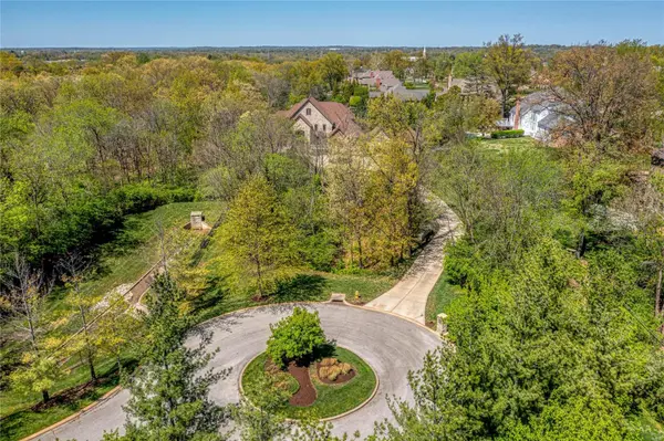 18 Vandiver LN, Town And Country, MO 63131