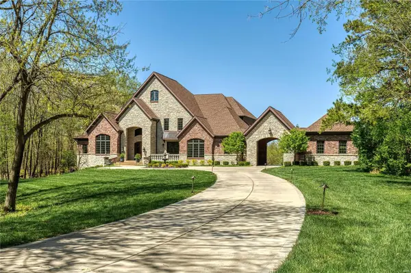 18 Vandiver LN, Town And Country, MO 63131