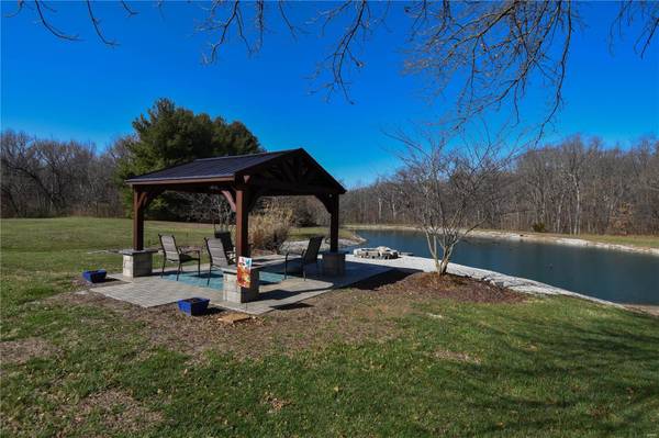 9355 Schaefer RD, Staunton, IL 62088