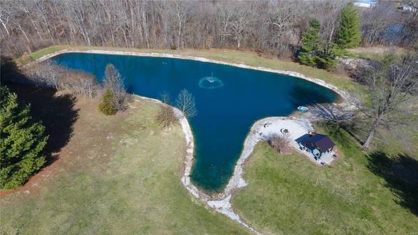9355 Schaefer RD, Staunton, IL 62088