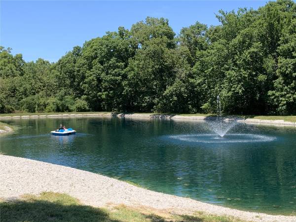 9355 Schaefer RD, Staunton, IL 62088