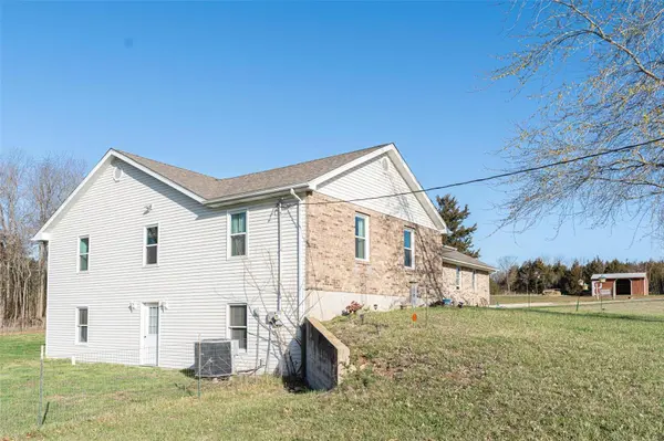 257 Crescent Lake RD, St Clair, MO 63077