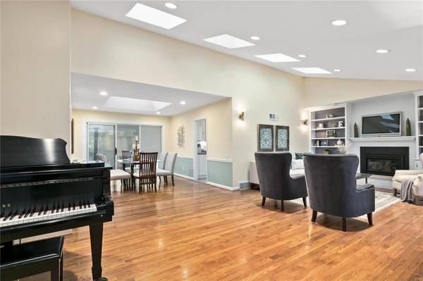200 Wenneker DR, Ladue, MO 63124
