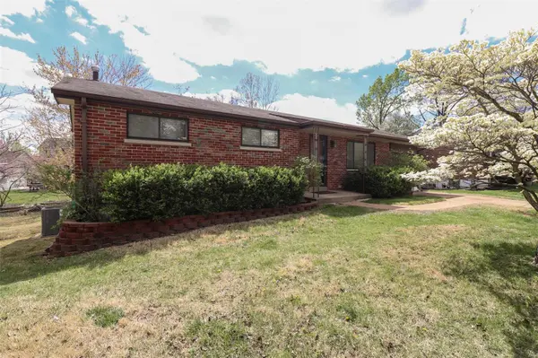 9800 Lindhall LN, Affton, MO 63123