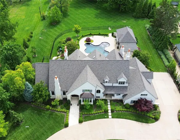 6 Bridle LN, Frontenac, MO 63131
