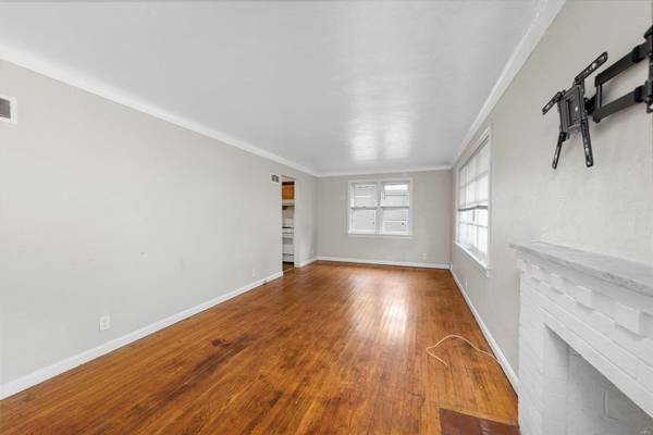 8221 Appleton DR, St Louis, MO 63132