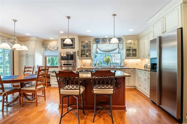 2436 Capitol Landing DR, Chesterfield, MO 63017