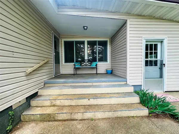 1304 E Crest DR, Houston, MO 65483