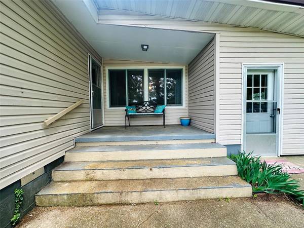 1304 E Crest DR, Houston, MO 65483