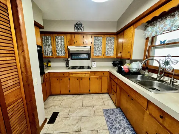 1304 E Crest DR, Houston, MO 65483