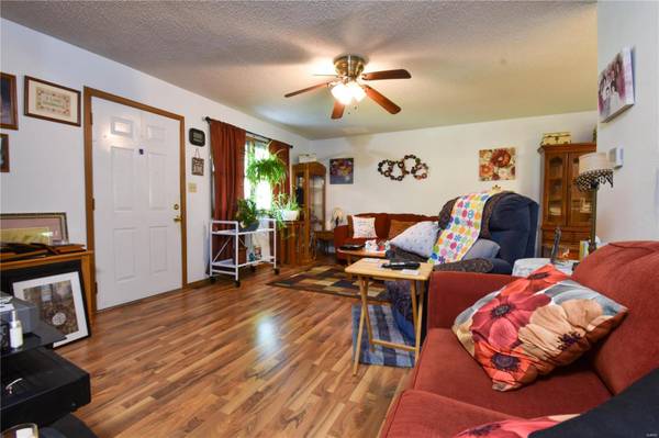 9042 Bode RD, Worden, IL 62097