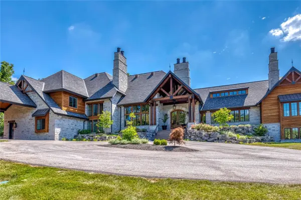 3 Squires LN, Huntleigh, MO 63131