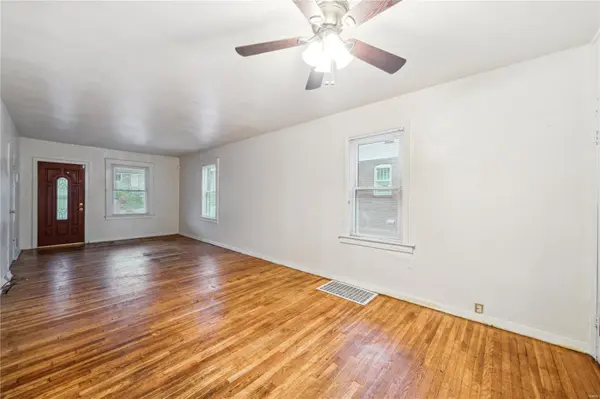 7111 Edison AVE, St Louis, MO 63121