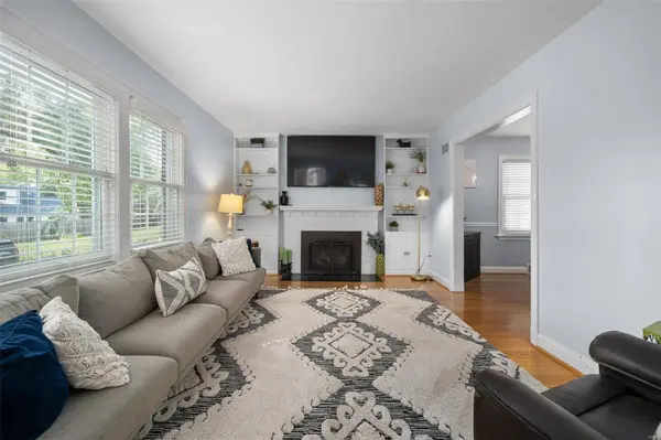 36 Southridge CT, Glendale, MO 63122
