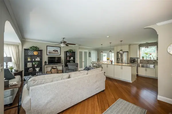 209 Laverne DR, Fenton, MO 63026
