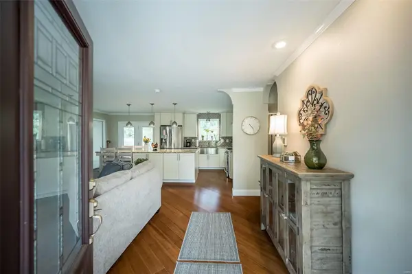 209 Laverne DR, Fenton, MO 63026