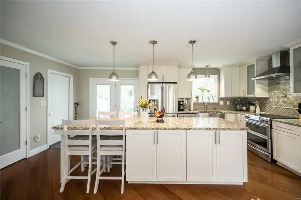 209 Laverne DR, Fenton, MO 63026