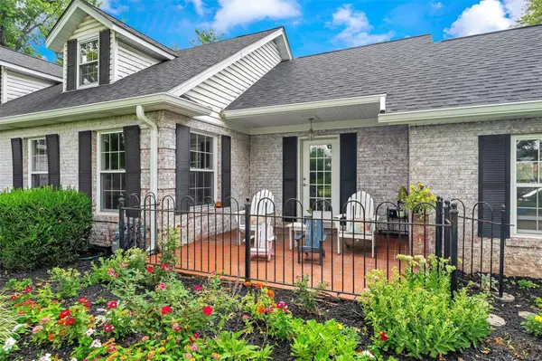 14 Long Meadows LN, Town And Country, MO 63131