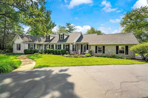 14 Long Meadows LN, Town And Country, MO 63131