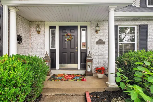 14 Long Meadows LN, Town And Country, MO 63131